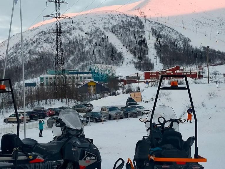 Катание на снегоходах в «Большой Вудъявр» в Кировске.
