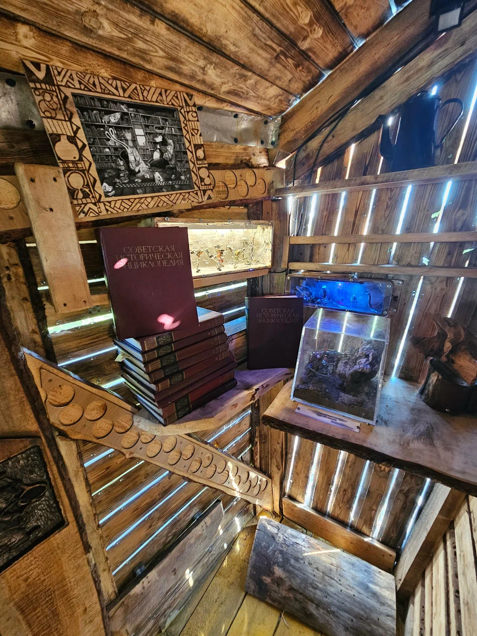 Фото внутри избушки в арт-парке